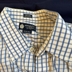 Camisa blanca con cuadros azules